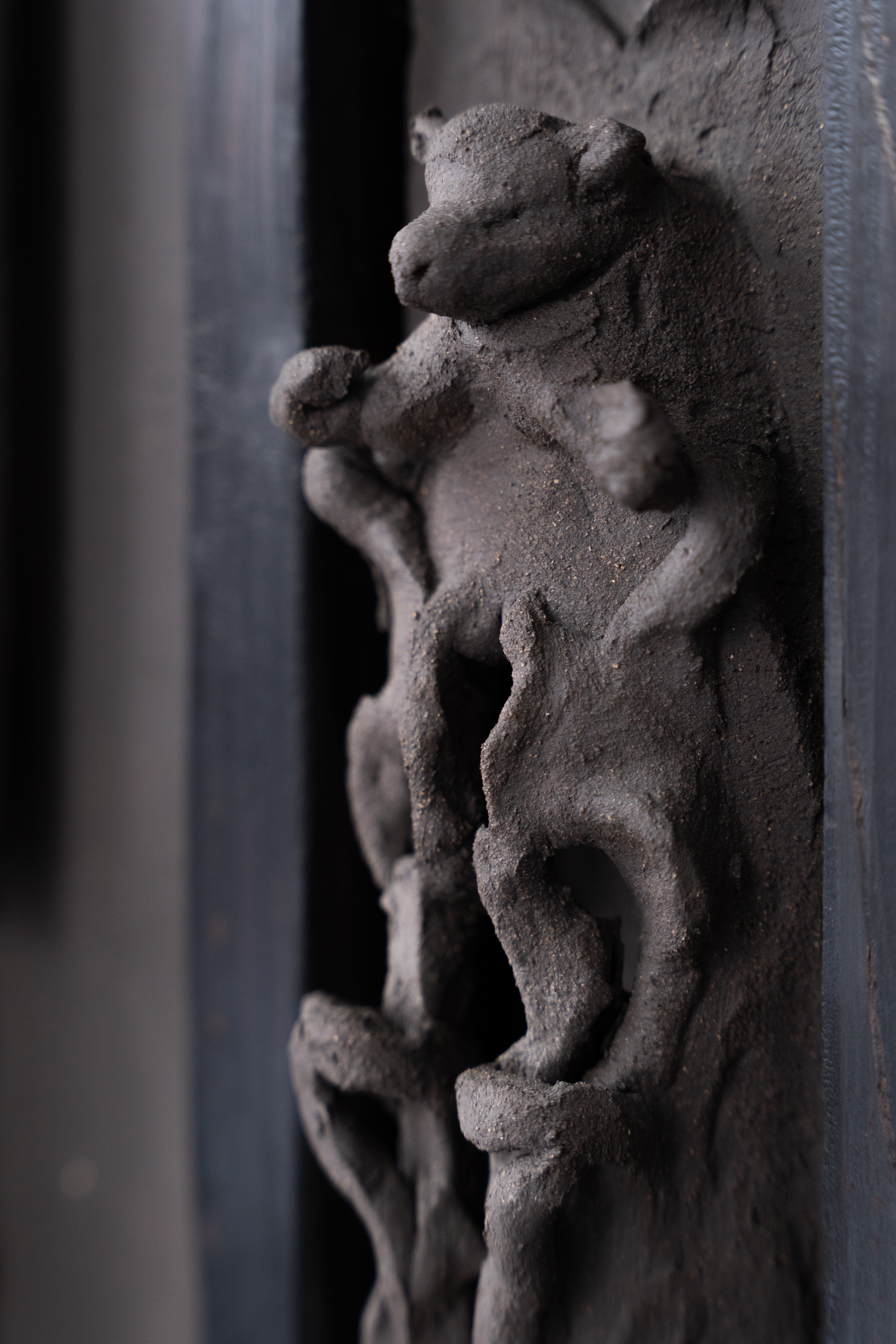 Oratoire, détail — tympan. Photo © Octave Pineau-Furet